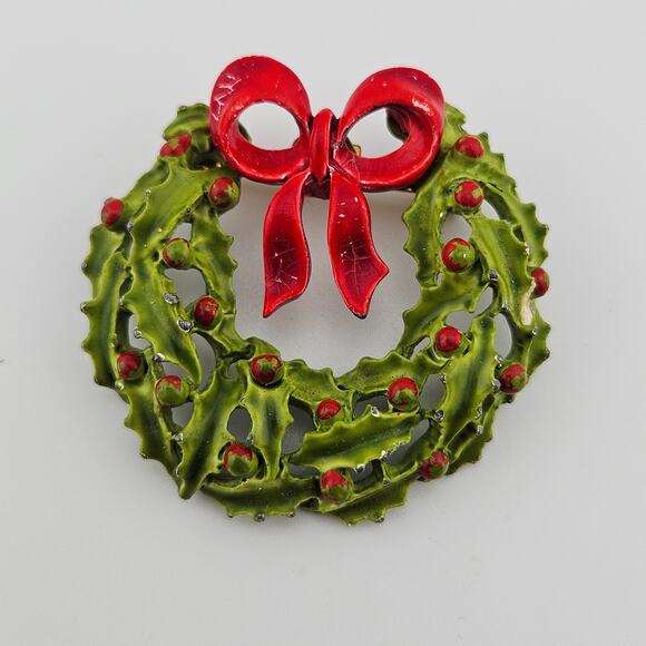 Hand Painted Christmas Wreath Brooch Pin Green Traditional Festive Holiday - Picture 1 of 3